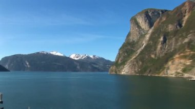 güneşli bir yaz günü - yolcu taşımacılığı - tatil günlerinde Norveç fiyortları yelken