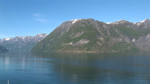 Naviguez à travers les fjords de Norvège par une journée d'été ensoleillée - Transport de passagers - Vacances 