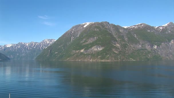 Navegando pelos fiordes da Noruega em um dia ensolarado de verão - Transporte de passageiros - Férias — Vídeo de Stock