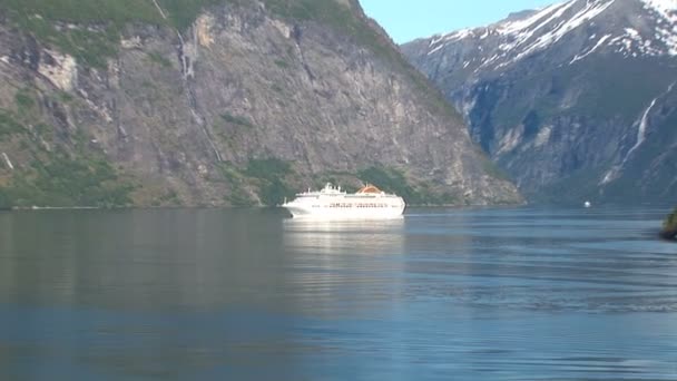 Żeglarstwo przez fiordy Norwegii na słoneczny dzień - przewóz pasażerski - wakacje — Wideo stockowe