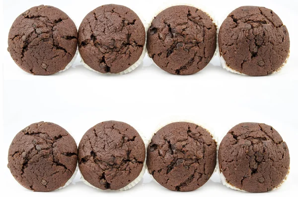 Muffins au chocolat isolés sur blanc — Photo