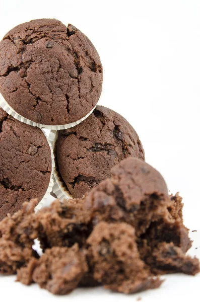 Gruppo di muffin al cioccolato e briciole- Isolato su bianco — Foto Stock