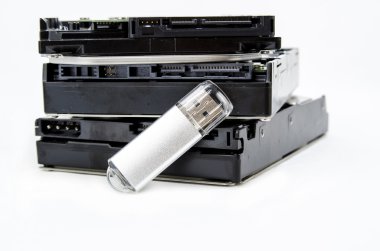 Beyaz arka plan üzerinde izole sabit disk ve usb sürücü
