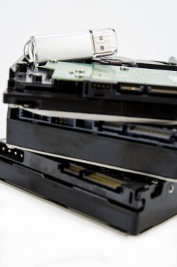 Beyaz arka plan üzerinde izole sabit disk ve usb sürücü