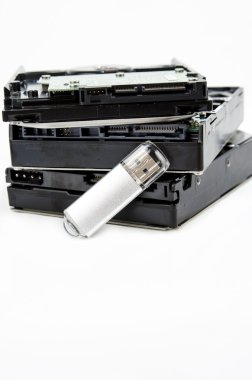 Beyaz arka plan üzerinde izole sabit disk ve usb sürücü