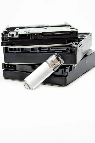 Disco duro y unidad USB aislados en el fondo blanco —  Fotos de Stock