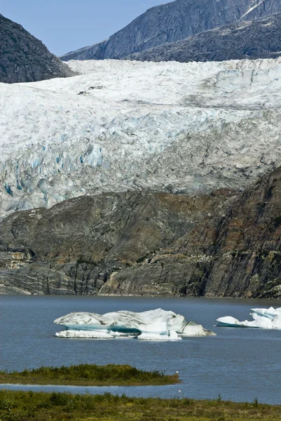 USA alaska - mendenhall gletsjer en lake — Stockfoto
