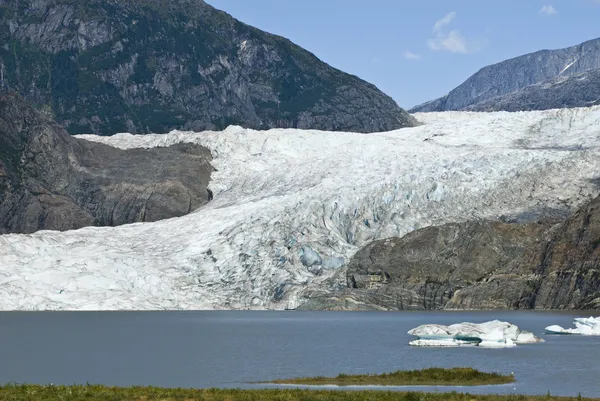 美国阿拉斯加-门登霍尔冰川和湖 图库图片