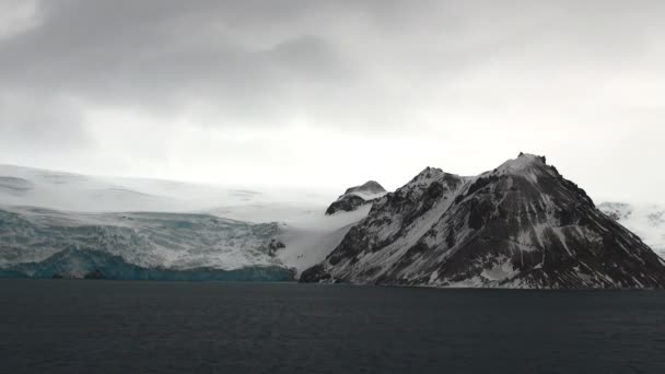 Antarctica - bewolkte dag - reisbestemming — Stockvideo