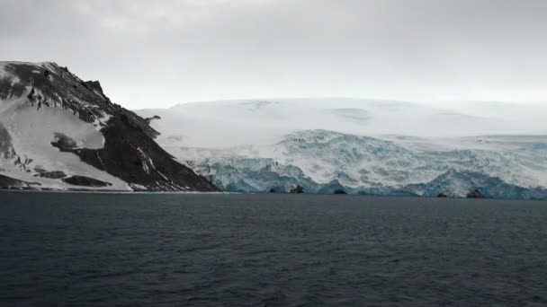 Antarktida - Antarktický poloostrov v zamračený den — Stock video