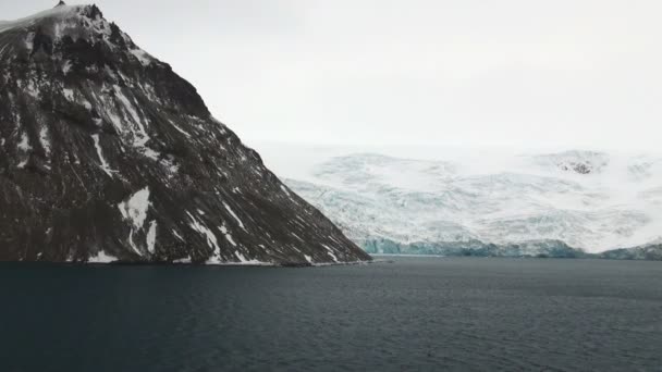Ανταρκτική - Ανταρκτική Χερσόνησο σε μια συννεφιασμένη μέρα — Αρχείο Βίντεο