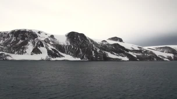 Antarktis - antarktische Halbinsel an einem bewölkten Tag — Stockvideo