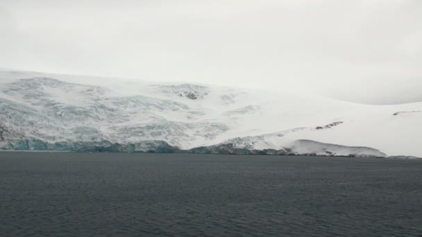 Antarktida - Antarktický poloostrov v zamračený den — Stock video