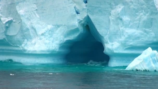 Antartica - Tabular Iceberg in Bransfield Strait - Closeup — Stock Video