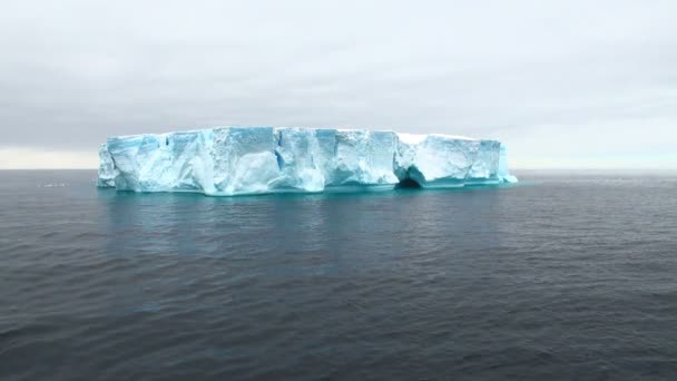 Antarctica - Antarctisch Schiereiland - tabelvorm ijsberg in bransfield straat — Stockvideo