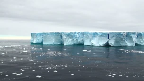 Антарктида - Антарктический полуостров - Табулярный Айсберг в проливе Брансфилд — стоковое видео