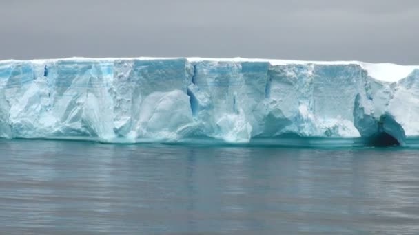 南极洲南极半岛布兰斯菲尔德海峡平顶冰山 — 图库视频影像