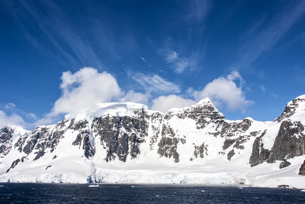 Blauwe hemel in antarctica — Stockfoto