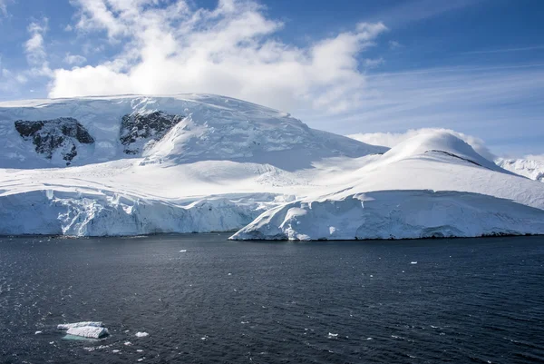 Antarctica - sprookjeslandschap in een zonnige dag — Stockfoto