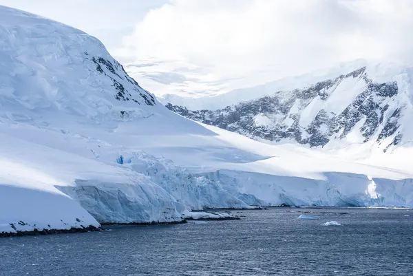 Холмы, покрытые снегом в Антарктиде — стоковое фото