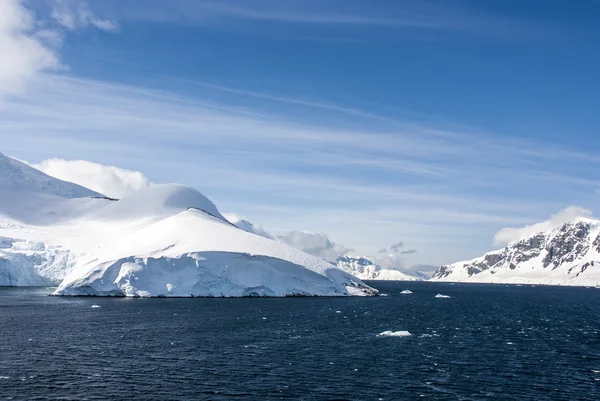 Blauwe hemel in antarctica — Stockfoto