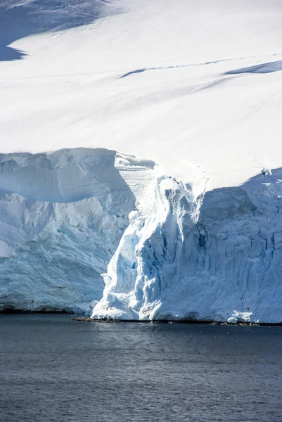 Antarktika buz oluşumları sahil şeridine — Stok fotoğraf