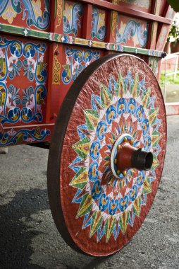 dekore edilmiş tipik arabası tekerlek