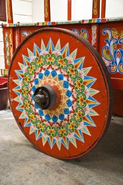 dekore edilmiş tipik arabası tekerlek