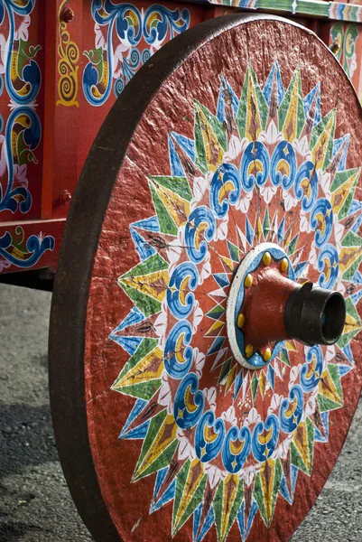 Typisches Wagenrad dekoriert — Stockfoto