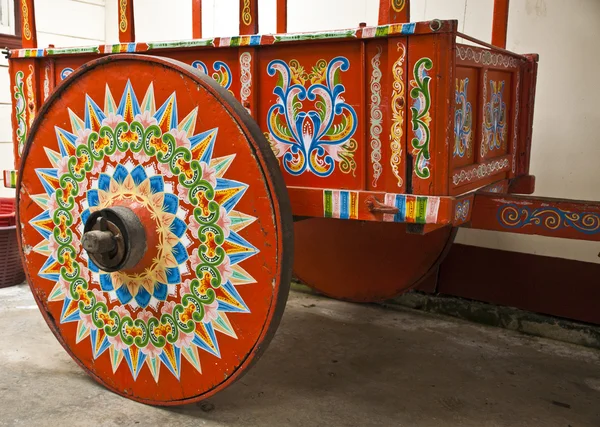 Roue de chariot typique décorée — Photo