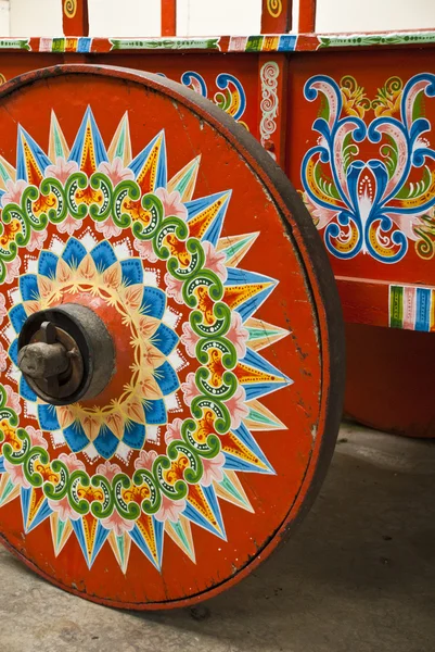 Типичное колесо корзины украшено — стоковое фото