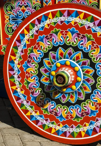 Типичное колесо корзины украшено — стоковое фото
