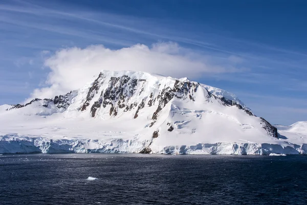 Blauwe hemel in antarctica — Stockfoto