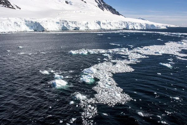 Gelo marinho ao largo da costa da Antártida — Fotografia de Stock