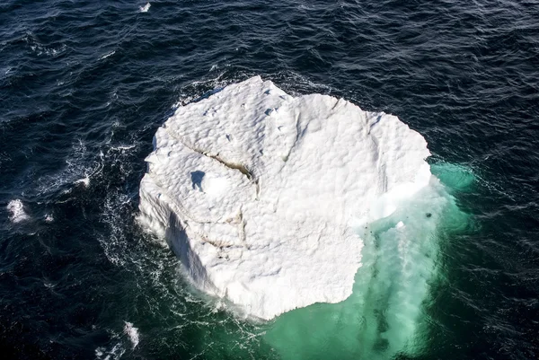 Antarktis - stücke von schwimmendem eis - globale erwärmung — Stockfoto