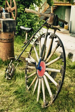 Bisiklet spokes çekiç ile