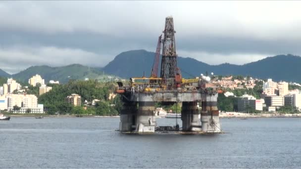 Бразилия - Нефтяная вышка в Рио-де-Жанейро — стоковое видео