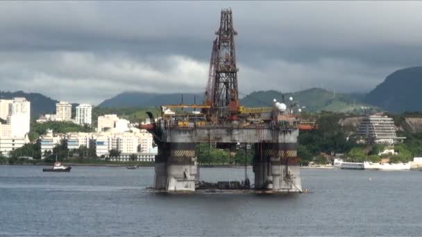 Бразилия - Нефтяная вышка в Рио-де-Жанейро — стоковое видео