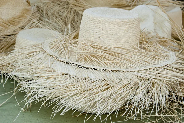 Nedokončené slaměné klobouky — Stock fotografie
