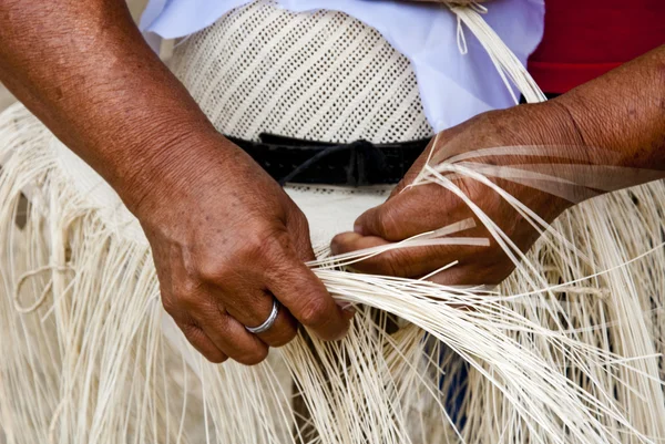 Processus manuel de tissage de chapeau — Photo