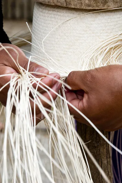 Processo di tessitura manuale del cappello — Foto Stock