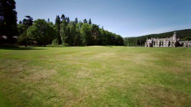 Balmoral İskoç Kraliyet İskoç Baroniyeri tarzı yaz şatosu ve toprakları; Avrupa, İngiltere, İskoçya, Aberdeenshire, Balmoral kalesi, Britanya Kraliyet Ailesi 'nin yazlık ikametgahı - 17 Temmuz 2021