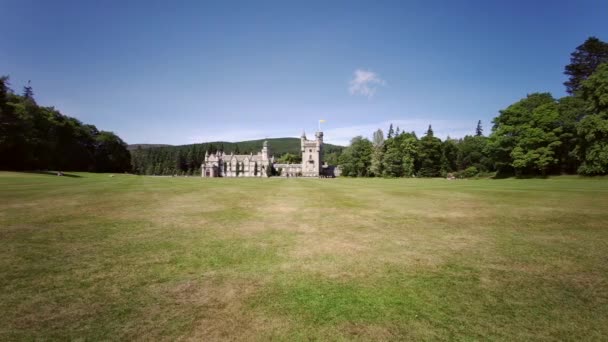 Balmorální Skotské Královské Skotské Baronské Obrození Stylu Hrad Pozemky Létě — Stock video
