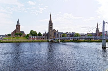Greig Caddesi asma köprüsü Inverness 'teki Ness Nehri' ni Özgür Kuzey Kilisesi ile geçer. Inverness, İskoçya - Birleşik Krallık - 18 Temmuz 2021