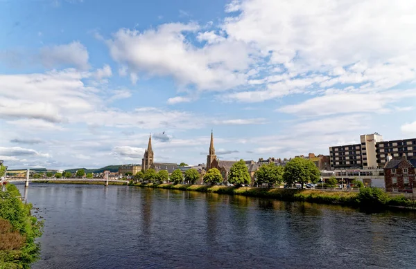 Puente Colgante Greig Street Cruza Río Ness Inverness Con Iglesia —  Fotos de Stock