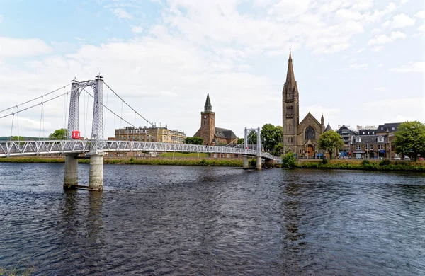 Puente Colgante Greig Street Cruza Río Ness Inverness Con Iglesia — Foto de Stock