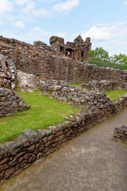 İskoçya turistik merkezi - Loch Ness 'in batı kıyısındaki Urquhart Kalesi kalıntıları (birçok Nessie görüldüğü yer) - Drumnadrochit, Highland, İskoçya, Birleşik Krallık - 18 Temmuz 2021