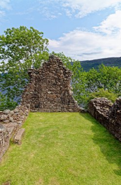 İskoçya turistik merkezi - Loch Ness 'in batı kıyısındaki Urquhart Kalesi kalıntıları (birçok Nessie görüldüğü yer) - Drumnadrochit, Highland, İskoçya, Birleşik Krallık - 18 Temmuz 2021