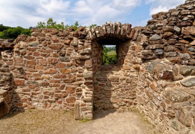 İskoçya turistik merkezi - Loch Ness 'in batı kıyısındaki Urquhart Kalesi kalıntıları (birçok Nessie görüldüğü yer) - Drumnadrochit, Highland, İskoçya, Birleşik Krallık - 18 Temmuz 2021