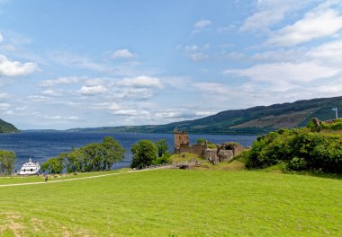 İskoçya turistik merkezi - Loch Ness 'in batı kıyısındaki Urquhart Kalesi kalıntıları (birçok Nessie görüldüğü yer) - Drumnadrochit, Highland, İskoçya, Birleşik Krallık - 18 Temmuz 2021